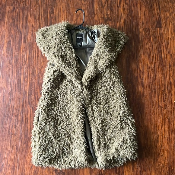 Me Jane Faux Sherpa Vest - Picture 1 of 7